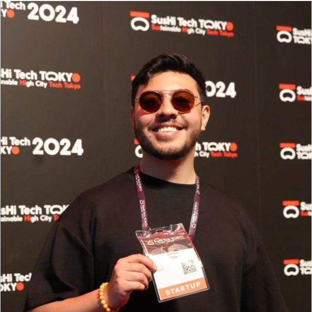 Portrait of Nicolás Rada at a tech event
